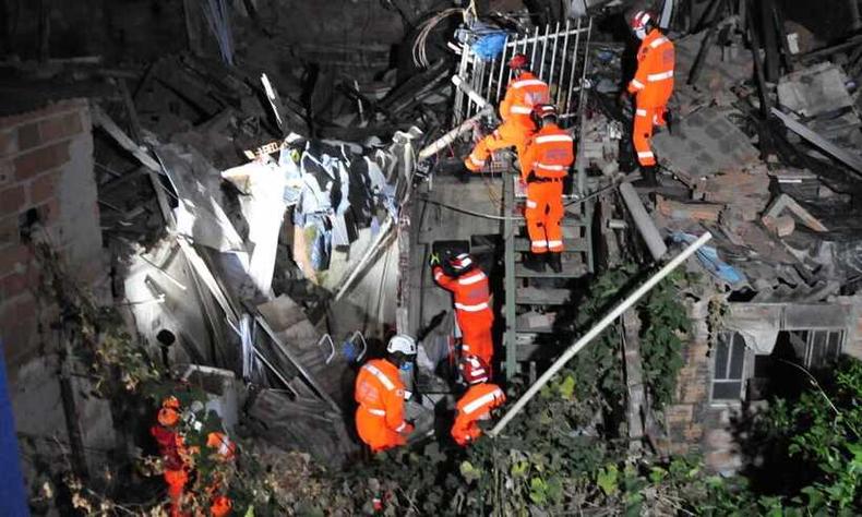 Bombeiros fazem buscas(foto: Gladyston Rodrigues/EM/D.A. Press)