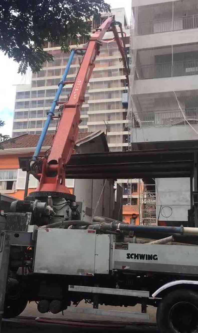 Guindaste ao lado da casa durante obra de um dos prdios do entorno