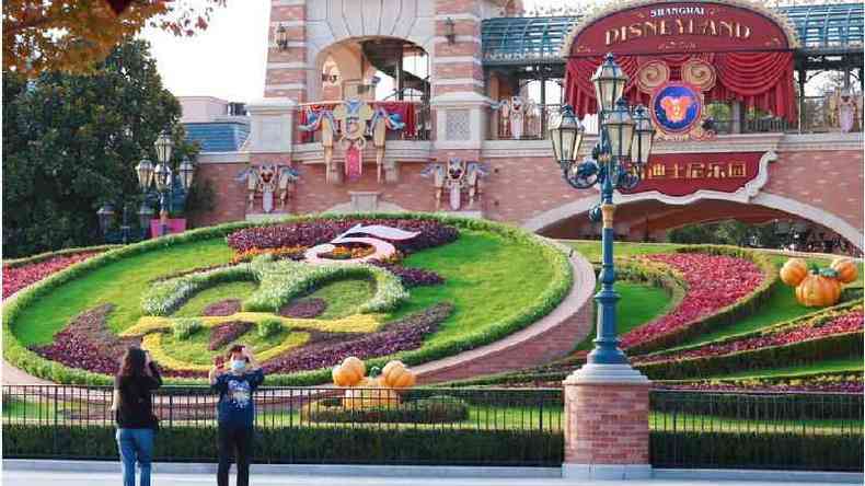 A estao Disneyland Subway  inaugurada em Xangai, China, enquanto a Disneyland e a Disneyland Town reabrem para visitantes aps serem fechadas devido  covid