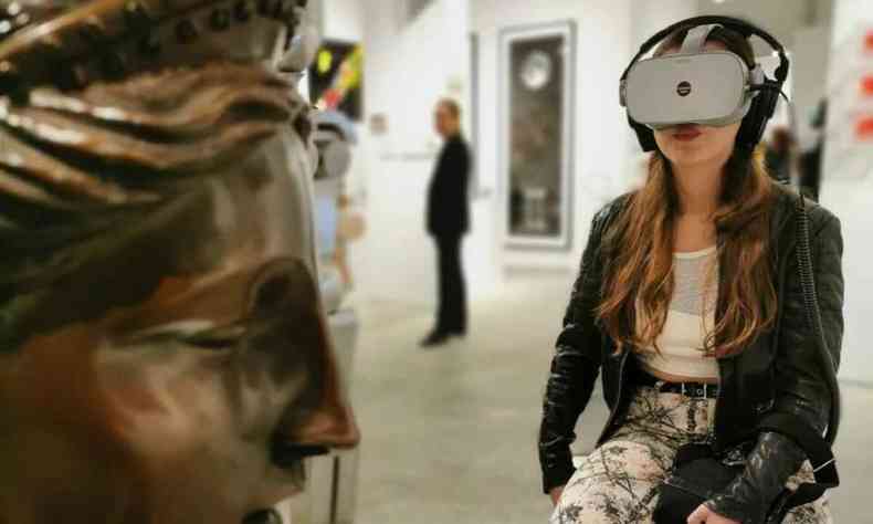 Jovem usa mscara de realidade virtual durante exposio