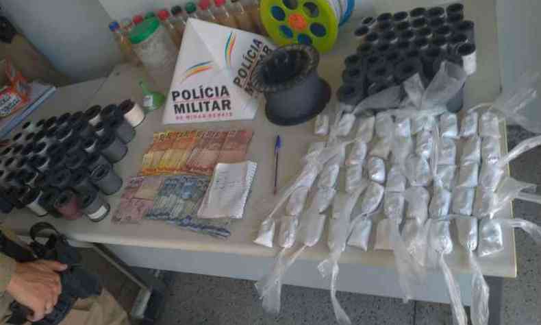 Sacos plsticos com vidros quebrados tambm foram encontrados(foto: Polcia Militar (PM) / Divulgao)