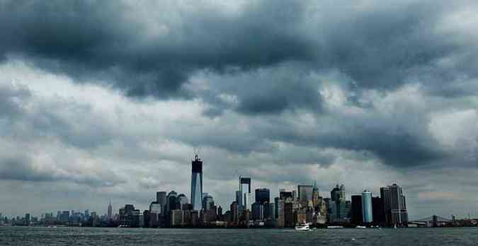 Nuvens carregadas anunciavam ontem a aproximao de Sandy de Nova York, que corre o risco de inundao(foto: CARLO ALLEGRI/REUTERS)