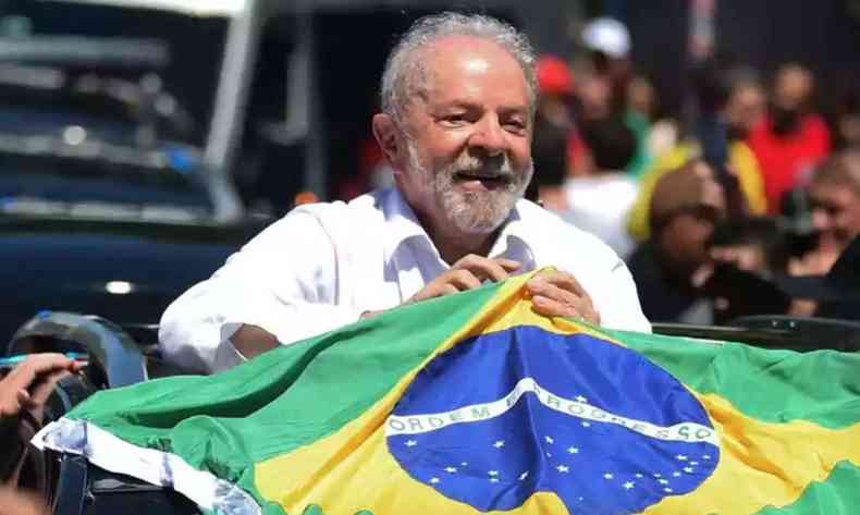 Lula com bandeira do Brasil
