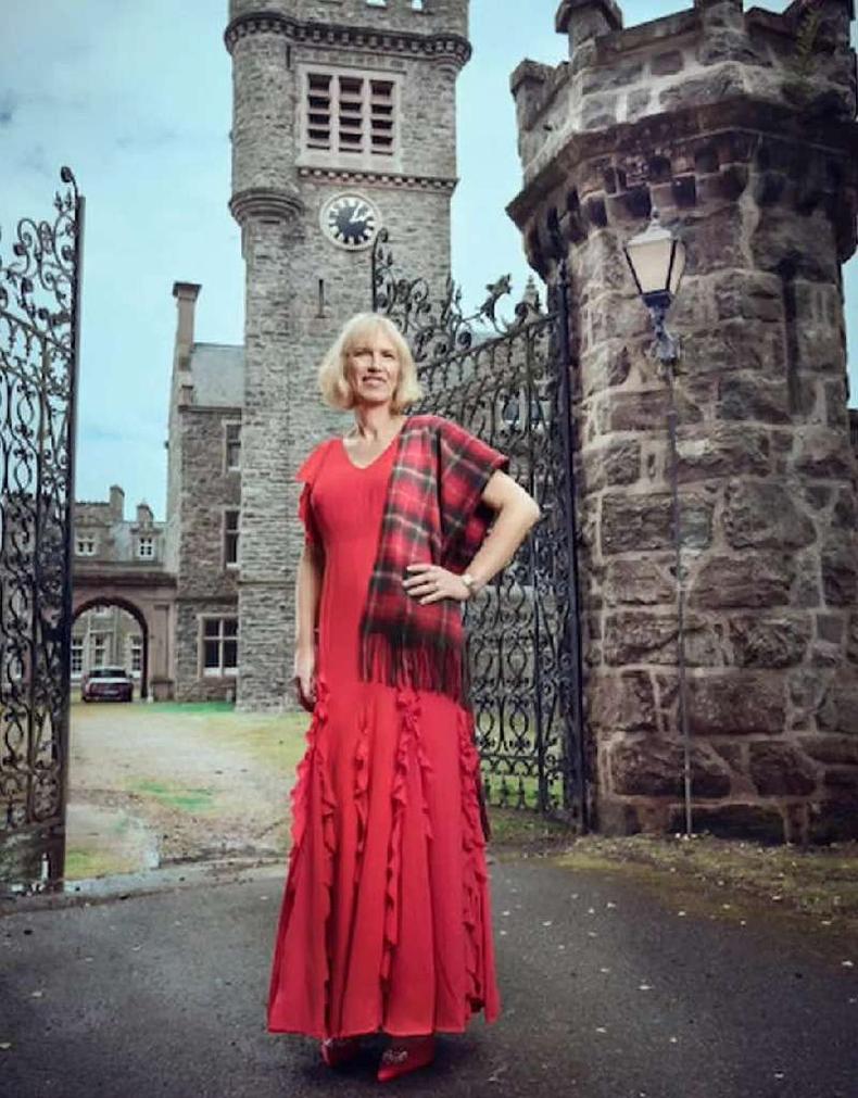 Samantha Kane - a Lady Carbisdale - do lado de fora do castelo(foto: LEZLI & ROSE) Samantha Kane - a Lady Carbisdale - usando vestido longo vermelho do lado de fora do castelo