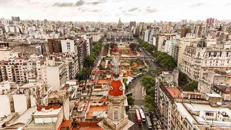Foto colorida mostra vista aérea de Buenos Aires