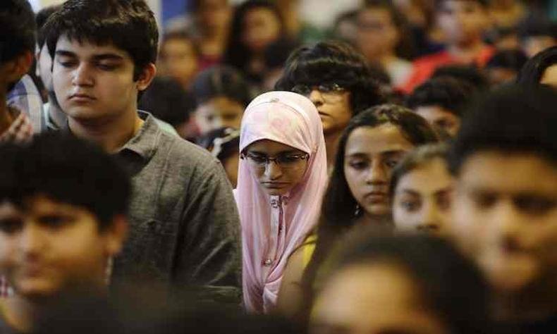 Estudantes indianos participam de uma reunião de oração em memória das vítimas do ataque(foto: AFP / SAM PANTHAKY ) Estudantes indianos participam de uma reunião de oração em memória das vítimas do ataque(foto: AFP / SAM PANTHAKY )