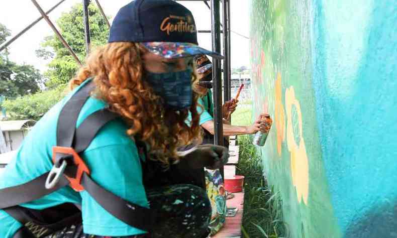 Dninja  pioneira do graffiti em Minas Gerais e uma das primeiras mulheres a fazer arte de rua no Brasil(foto: Ado Souza/PBH)