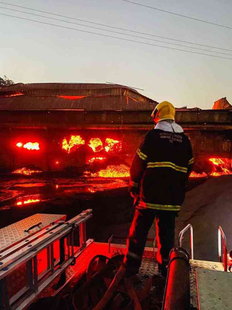 Incendio na Ferguminas em novembro do ano passado demorou 20 dias para ser debelado(foto: Divulgao Corpo de Bombeiros)