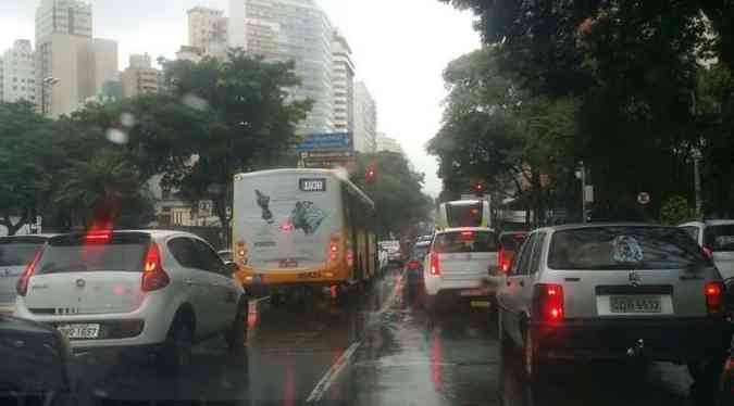 Congestionamento na Avenida Afonso Pena, no Bairro Funcionrios, em direo ao Centro(foto: Jair Amaral/EM/D.A.Press)
