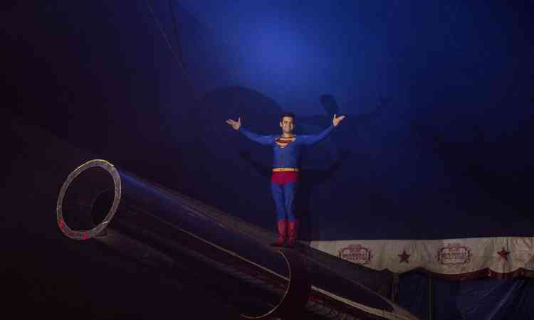 Homem-bala vestido de Super-Homem sorri, com os braos para cima, durante espetculo do Circo Portugal Internacional

