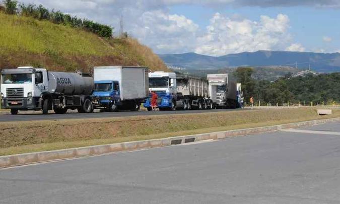 Caminhões só deixaram os acostamentos das rodovias, após a ordem do Supremo Tribunal Federal, de multar os veículos (foto: Guilherme Paranaíba/ EM D.A Press) Caminhões só deixaram os acostamentos das rodovias, após a ordem do Supremo Tribunal Federal, de multar os veículos (foto: Guilherme Paranaíba/ EM D.A Press)