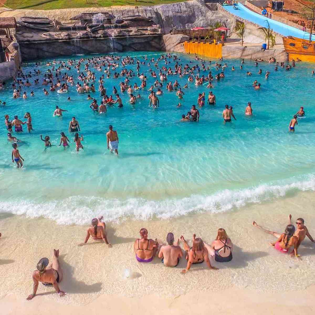 Clube oferece piscina aquecida para atividades aquáticas