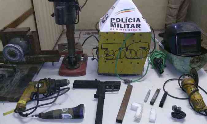 Submetralhadora, maquinrios e ferramentas estavam na casa de suspeito preso(foto: PMMG/Divulgao)