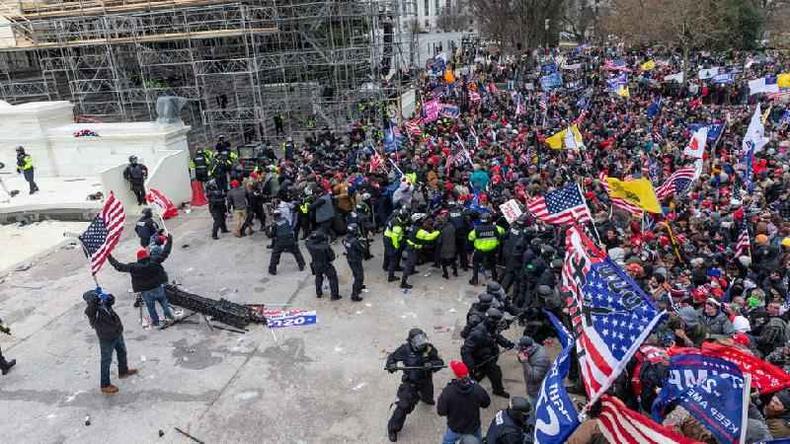 Policiais do Capitlio tentando conter partidrios de Trump.