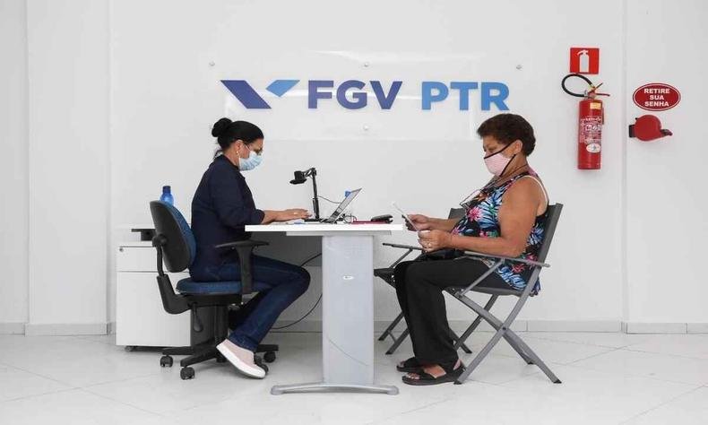 FGV inaugura nesta terça (13/12) posto de atendimento em Betim, onde atingidos direta ou indiretamente pela barragem de rejeitos em Brumadinho podem solicitar apoio financeiro (foto: Verônica Manevy) Duas mulheres sentadas a uma mesa em ambiente profissional