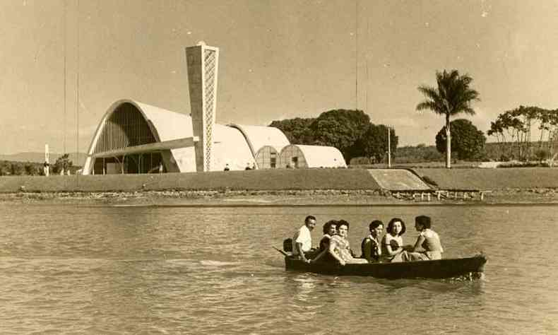 Antes da poluio passeios de barco eram frequentes na lagoa, nos anos 1950