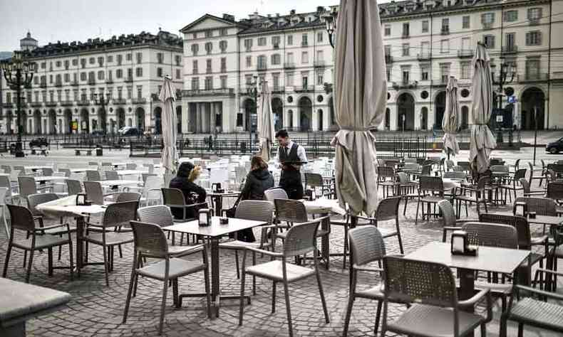 Bares e restaurantes, como este na praa Vittorio, em Turim, continuam proibidos de atender nas mesas(foto: Marco Bertorello/AFP)