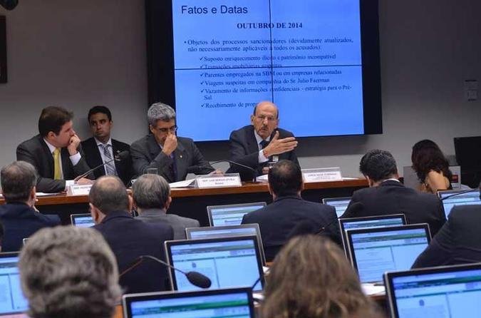 A Comissão Parlamentar de Inquérito da Petrobras, ouve o depoimento do ex-ministro da Controladoria-Geral da União Jorge Hage (C)(foto: Antonio Cruz/Agência Brasil) A Comissão Parlamentar de Inquérito da Petrobras, ouve o depoimento do ex-ministro da Controladoria-Geral da União Jorge Hage (C)(foto: Antonio Cruz/Agência Brasil)