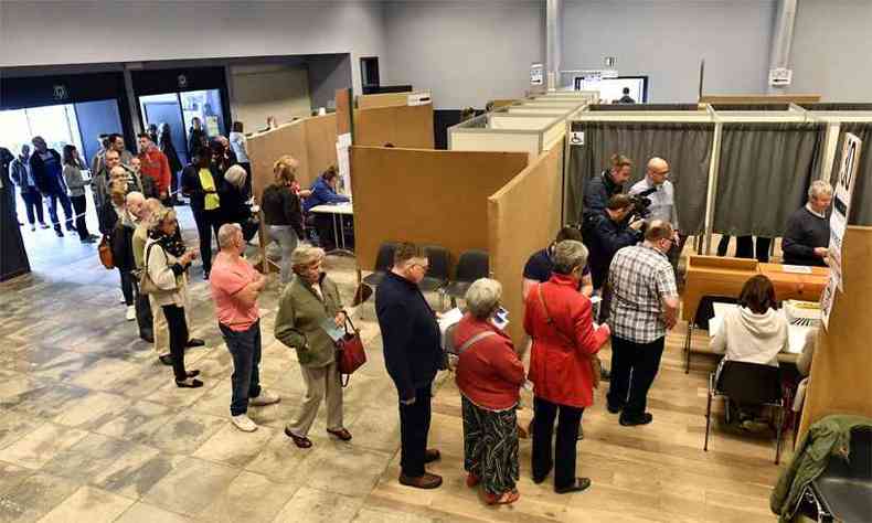 Fila para a votao em Limal, na Blgica(foto: ERIC LALMAND / Belga / AFP )