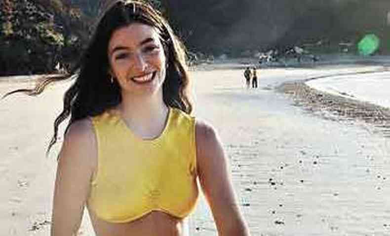 No clipe filmado na praia ensolarada, Lorde, de 24 anos, parece ter dado adeus aos dias de depresso (foto: Youtube/Reproduo)
