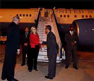 Hillary Clinton na chegada ao Brasil, na noite desse domingo (foto: POOL 16/04/2012 )