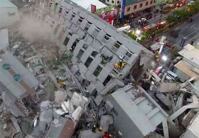 Vista area de vdeo feito por uma TV do pas mostra rea destruda pelo tremor(foto: AFP PHOTO / CTI TV )
