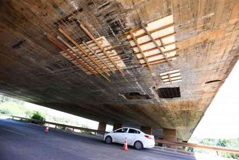  Parte inferior da Ponte do Bragueto est sendo monitorada pela Defesa Civil e pelo Departamento de Estradas de Rodagens do DF(foto: Marcelo Camargo/Agncia Brasil)