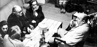 Vinicius, entre os escritores Rubem Braga e Ferreira Gullar, conversa com o poeta chileno Pablo Neruda (D), um dos seus amigos da poca em que vivia em Paris como diplomata(foto: Augusto Corsino/O Cruzeiro/EM - Setembro/69)