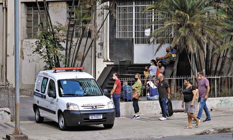 Entrada de ambulâncias em ala de COVID-19 da Santa Casa: indicadores da doença praticamente não se alteraram ontem na cidade (foto: Alexandre Guzanshe/EM/D.A Press - 16/3/21) Entrada de ambulâncias em ala de COVID-19 da Santa Casa: indicadores da doença praticamente não se alteraram ontem na cidade (foto: Alexandre Guzanshe/EM/D.A Press - 16/3/21)