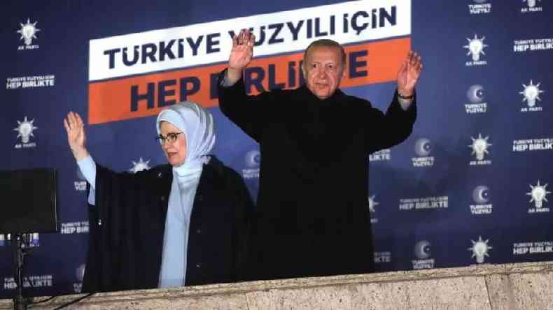 O presidente Erdogan cumprimentou os apoiadores da mesma forma que comemorou vitrias anteriores