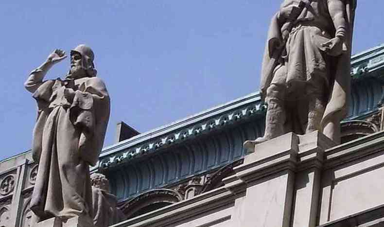 Zoroastro (esquerda) em pé sobre o Primeiro Departamento Judicial da Suprema Corte de Nova York.(foto: Beyond My Ken)
