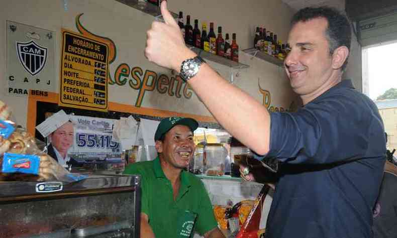 Rodrigo Pacheco cumprimentou funcionrios de lojas e restaurantes(foto: Jair Amaral / EM / D.A. Press)