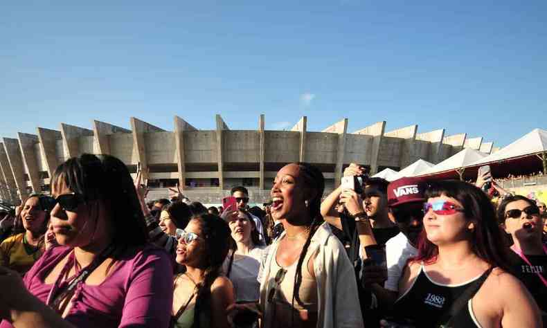 Publico na frente do Mineiro vendo um show