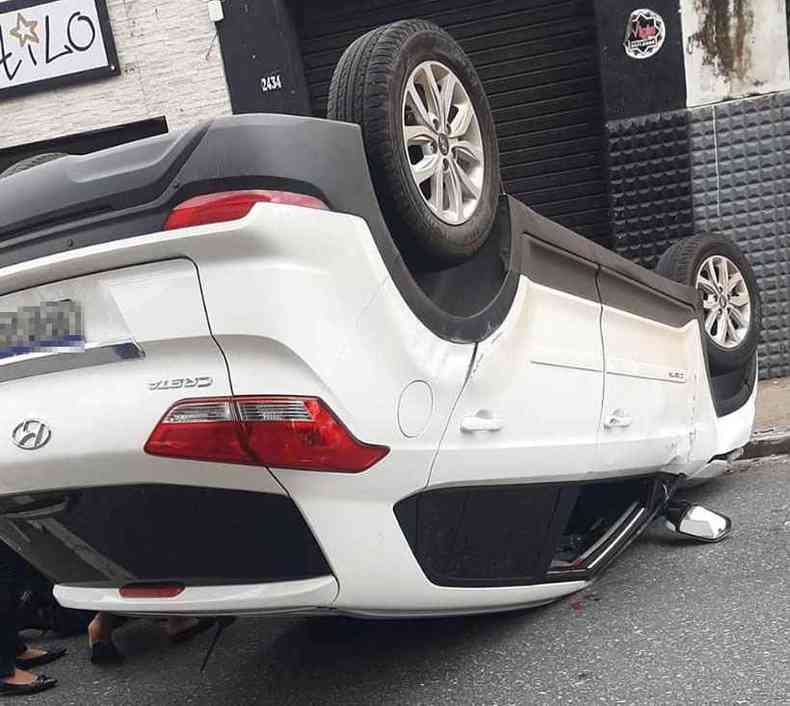 Carro capotou na Rua Padre Eustquio na manh desta tera(foto: Reproduo da internet/WhatsApp)