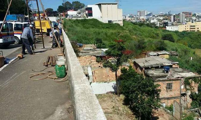 Abatimento no asfalto interditou duas faixas de trânsito no sentido Rio de Janeiro da rodovia para obras (foto: Paulo Filgueiras/ EM/ D.A Press) Abatimento no asfalto interditou duas faixas de trânsito no sentido Rio de Janeiro da rodovia para obras (foto: Paulo Filgueiras/ EM/ D.A Press)