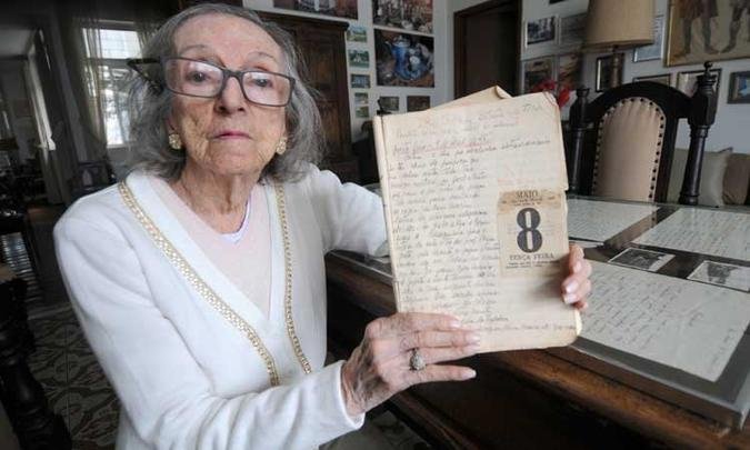 Marina Maria Lafayette de Andrada Ibrahim mostra p�gina do di�rio com o calend�rio marcando o dia 8 de maio de 1945: 