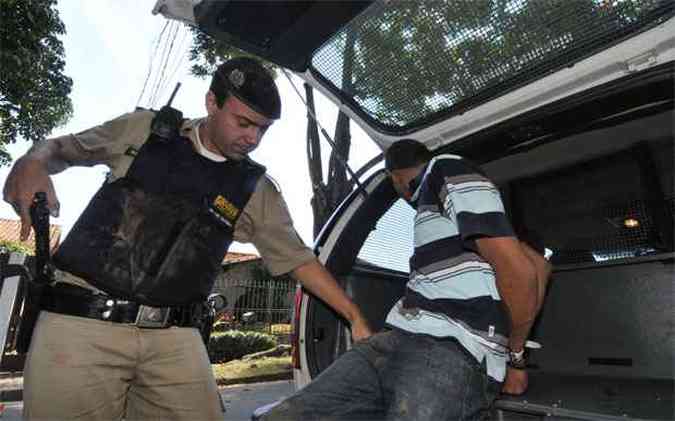 Momento em que um dos assaltantes foi preso no dia 29 de abril de 2013(foto: Maria Tereza Correia/EM/D.A Press)