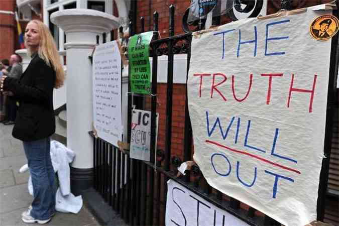 Manifestantes tm expressado apoio a Assange na porta da embaixada do Equador em Londres(foto: AFP PHOTO / CARL COURT )