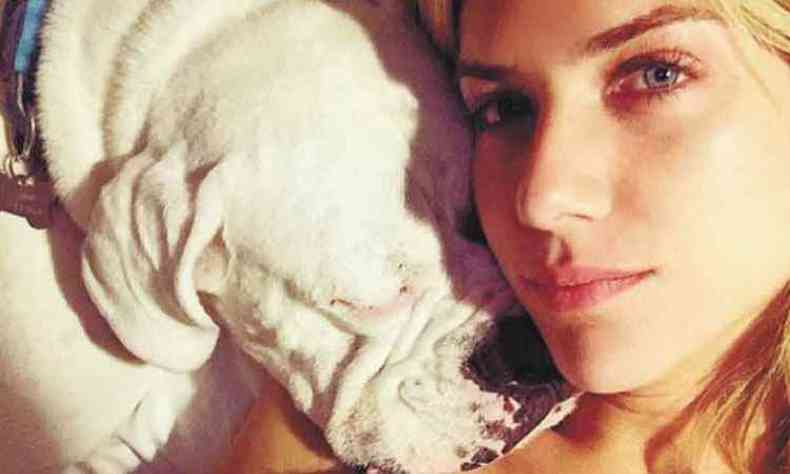 Giovanna Ewbank dorme agarradinha ao cachorro de estimao(foto: Instagram)