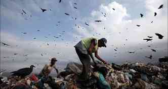 Lixes insalubres servem de meio de vida para o lixo humano rejeitado pelo sistema(foto: Srgio Moraes/Reuters)