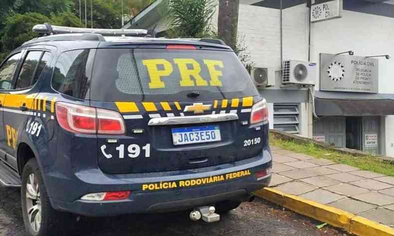 agente da PRF, na rua e de costas 