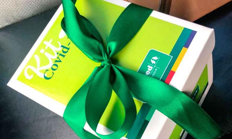 Em Brusque, cidade de Santa Catarina, o kit COVID foi distribuído em caixa de presente aos médicos credenciados da cooperativa (foto: Redes sociais) Caixa de presente decorada com fita de cetim verde contendo o kit COVID distribuído pela Unimed Brusque aos médicos cooperados
