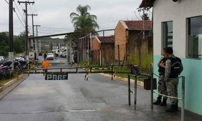 Policiamento foi reforçado na unidade e chefia da Polícia Militar também se envolve na operação na Nelson Hungria (foto: Paulo Filgueiras: EM/ D.A Press) Policiamento foi reforçado na unidade e chefia da Polícia Militar também se envolve na operação na Nelson Hungria (foto: Paulo Filgueiras: EM/ D.A Press)