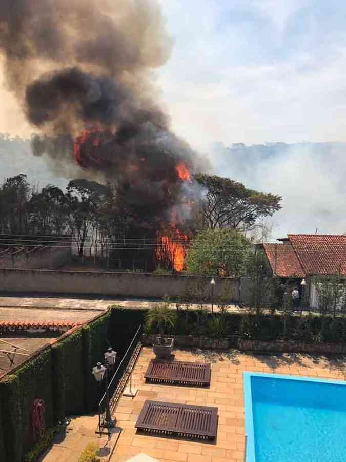 Chamas foram combatidas por bombeiro de folga com a ajuda de moradoresCorpo de Bombeiros/Divulgao