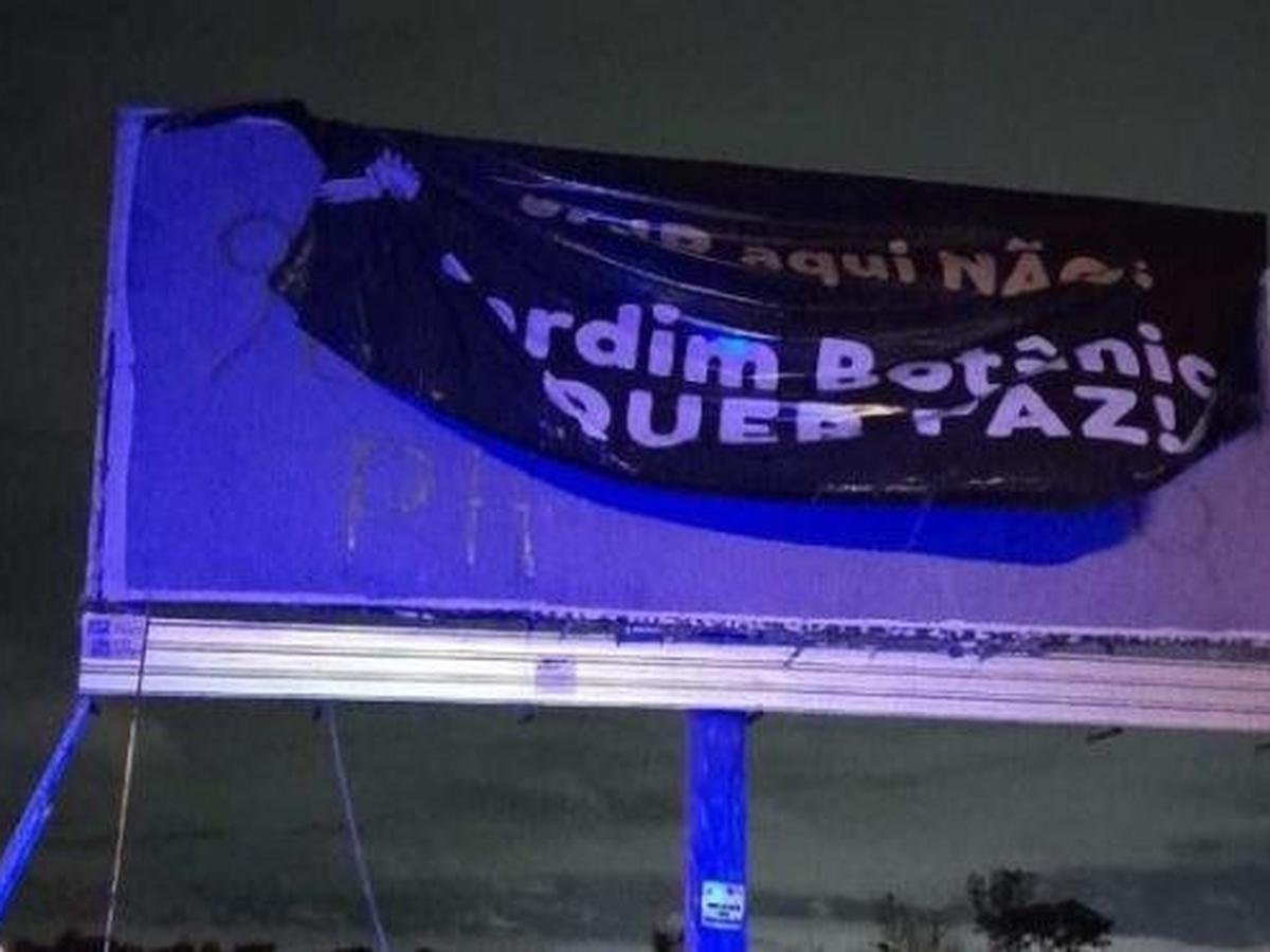 Outdoor contra mudança de Bolsonaro para condomínio é destruído - Politica - Estado de Minas