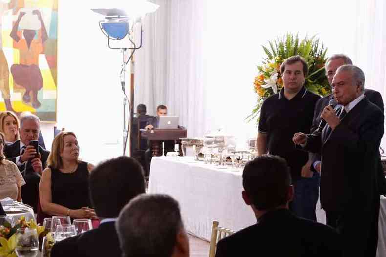 O presidente Michel Temer acompanhado dos presidentes da Cmara e do Senado, Rodrigo Maia e Renan Calheiros, respectivamente, durante jantar com a base aliada no Palcio da Alvorada(foto: Marcos Corra/PR)