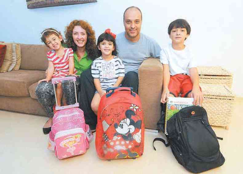 Rosana Junger, o marido Srgio e os filhos Lara, Nina e Henrique: educao est no topo do ranking das despesas domsticas(foto: BETO MAGALHES/EM/D.A PRESS)