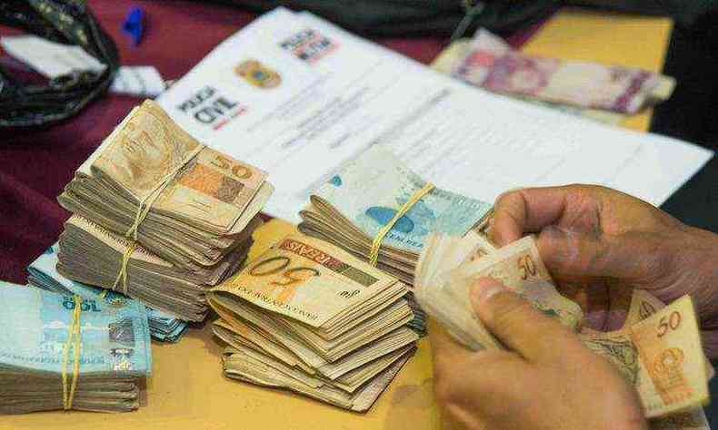 Polcia apreendeu R$ 310 mil durante a ao(foto: Polcia Federal (PF) / Divulgao)