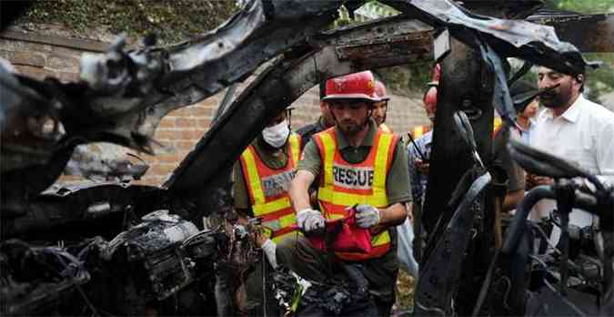 Aps exploso, veculo ficou totalmente destrudo.(foto: A Majeed / AFP / Divulgao)