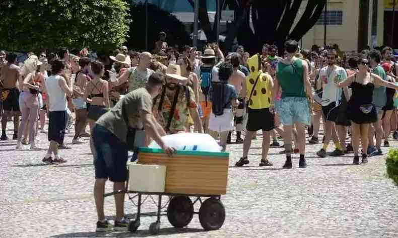 Populares nas ruas de BH para o carnaval